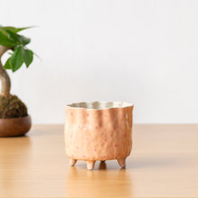 将图片加载到图库查看器，Handmade Footed Pot: Peachy Polka